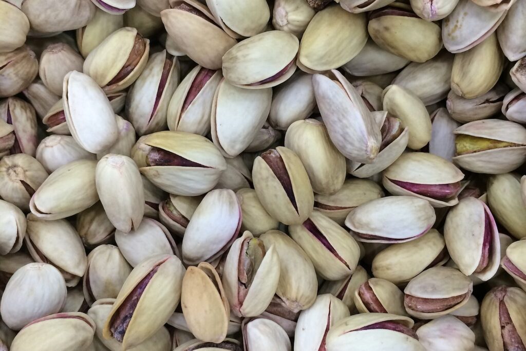 ۷ نشانه برای تشخیص پسته تازه از کهنه: رنگ مغز، بوی ماندگی، مزه، تردی و... + راهنمای خرید پسته مرغوب.