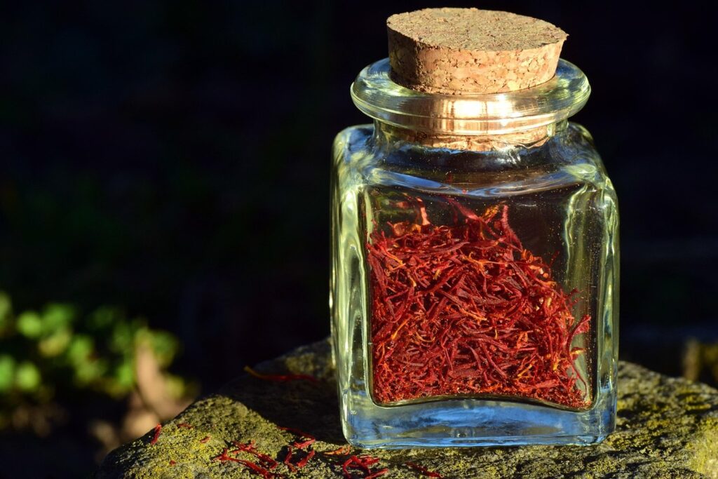 ۸ روش برای تشخیص زعفران اصل از زعفران تقلبی و رنگ‌کاری شده: رنگ، بو، مزه، آزمایش آب و... + راهنمای خرید.